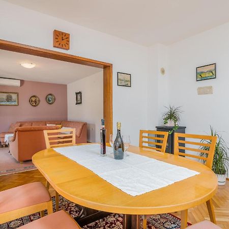 Stunning Apartment In Malinska With Kitchen المظهر الخارجي الصورة